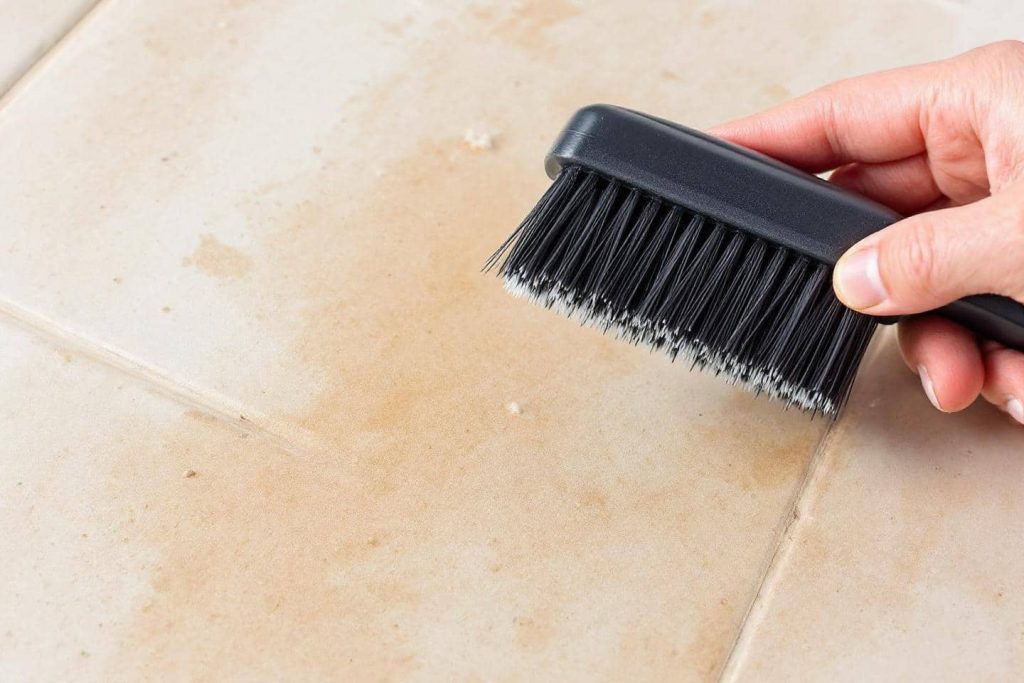 Dites adieu aux joints noircis : cette astuce simple et surprenante transforme votre carrelage sans gros travaux !