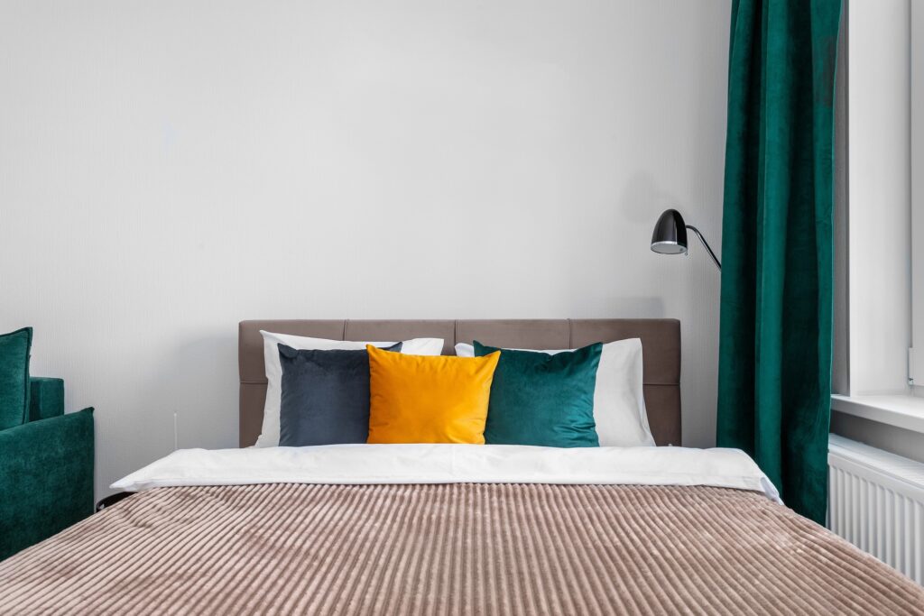 Optimisez votre petit espace : les astuces des décorateurs parisiens pour transformer une chambre sans rangement en un havre de paix économique !