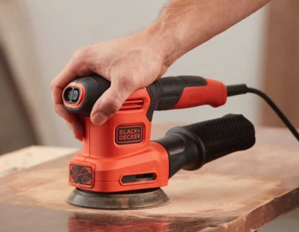 Transformez vos projets de finition avec la ponceuse vibrante Black & Decker 200 W à seulement 74 € chez Carrefour !
