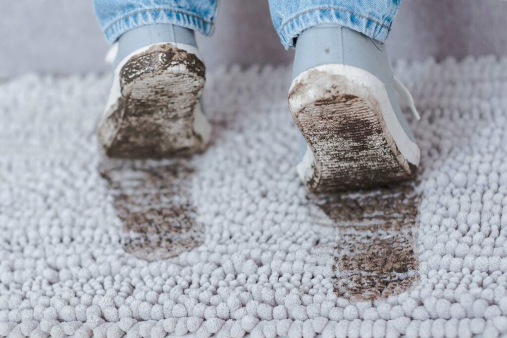 Cinq astuces incontournables pour garder vos sols impeccables durant la saison des pluies !