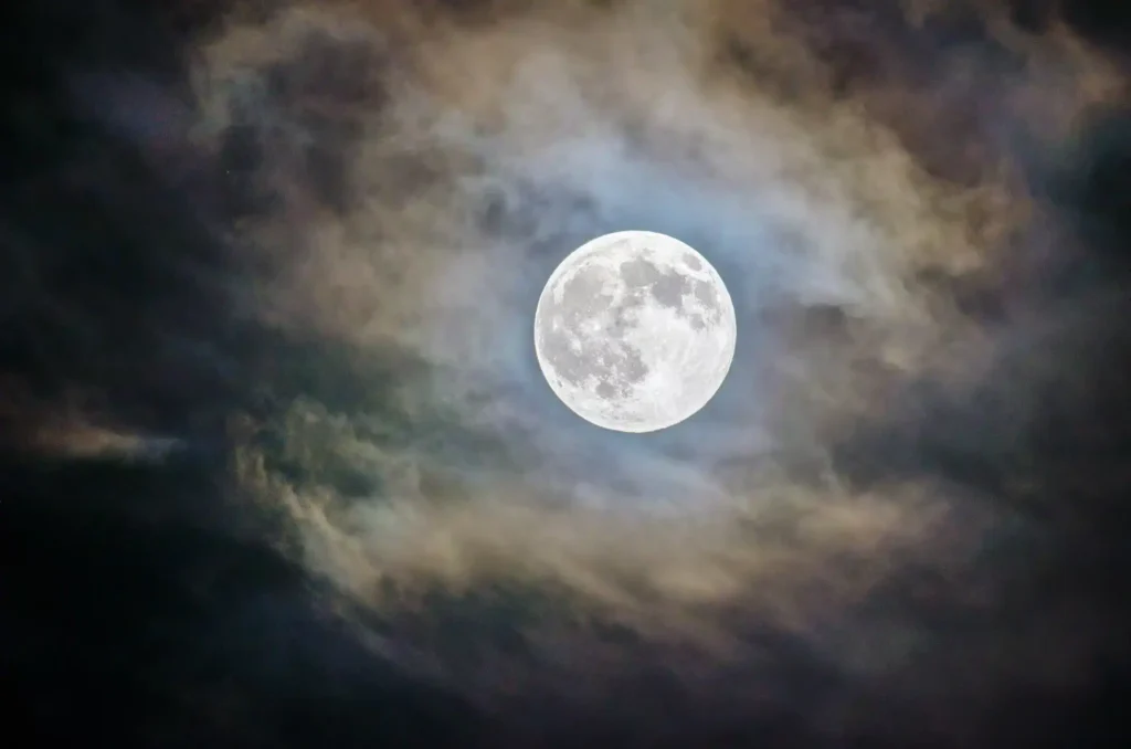 La Pleine Lune du 5 novembre : une aubaine exceptionnelle pour ces 3 signes astrologiques !